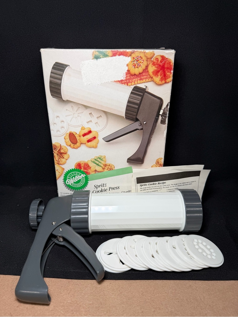 Wilton Spritz Cookie Press 11 cookie discs, easy trigger action With Recipe